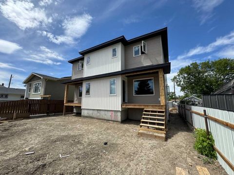Photo of 916 9 Street N #1, Lethbridge, AB T1H 1Z8 (MLS # A2314562)