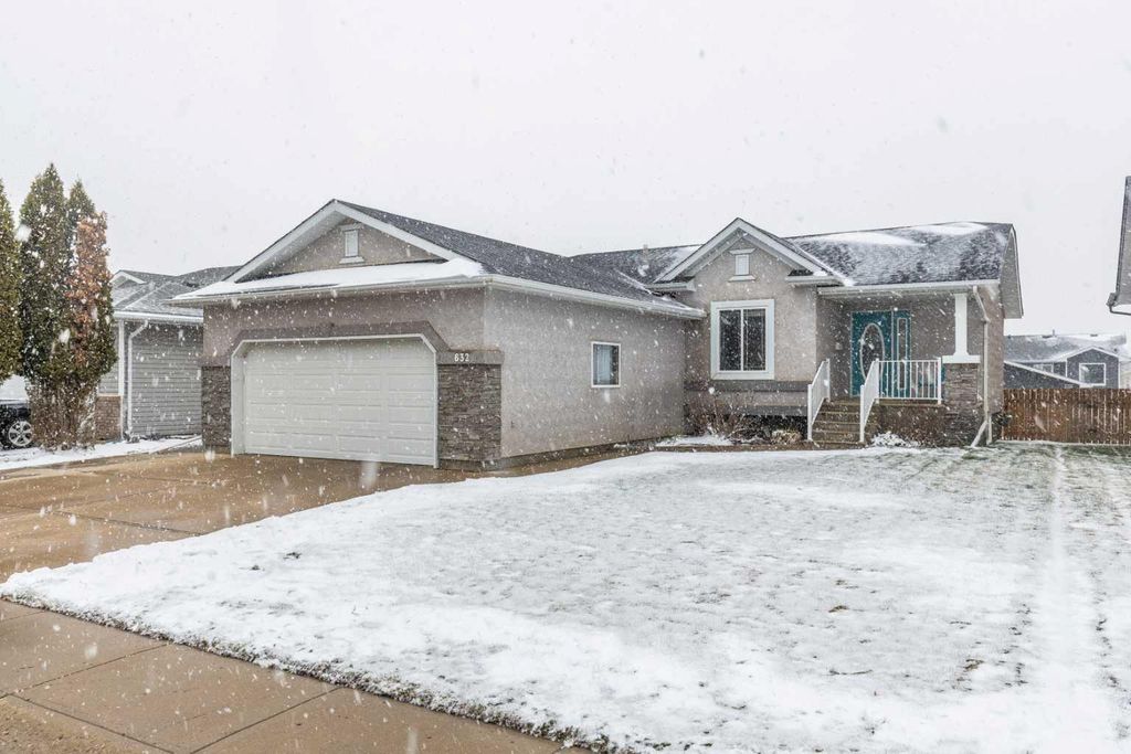 Photo of 632 Hemingway Crescent NE, Medicine Hat, AB T1C 1X5 (MLS # A2304330)