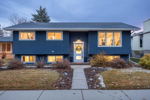 827 Canaveral Crescent SW Calgary AB T2W 1N3