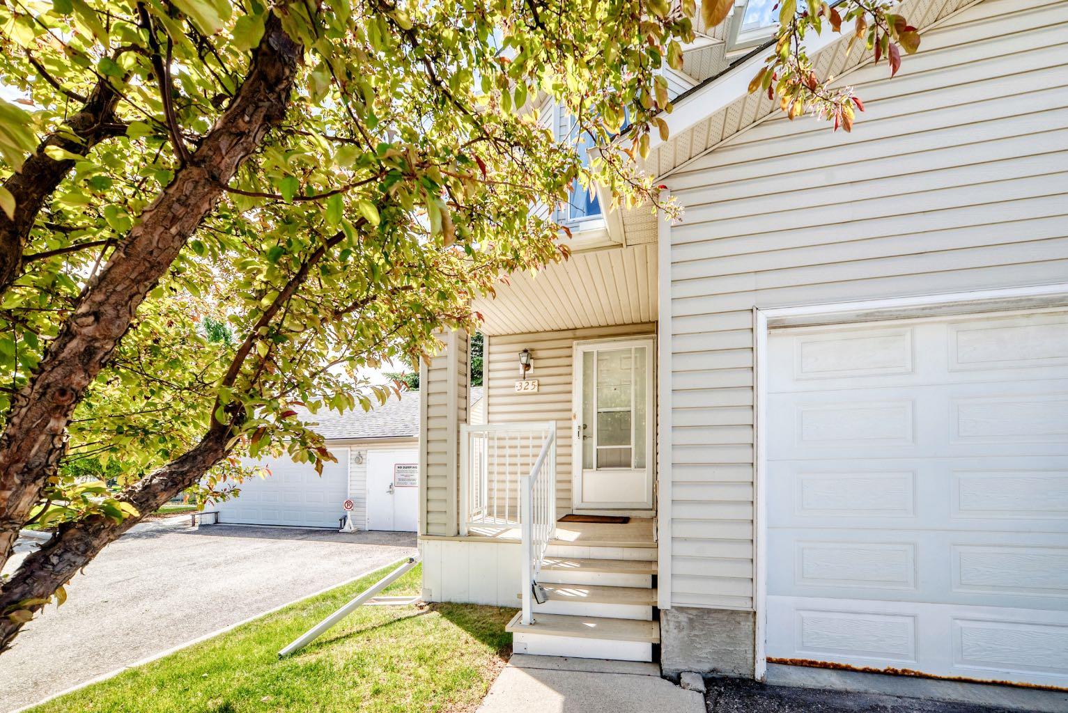 325 Mt Douglas Manor SE