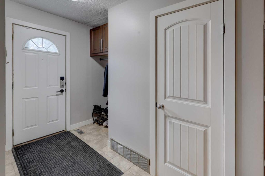 Photo of 40 Georgian Villas NE, Calgary, AB T2A 7C4 (MLS # A2317417)