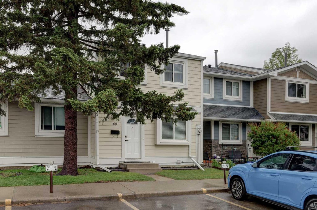 Photo of 40 Georgian Villas NE, Calgary, AB T2A 7C4 (MLS # A2317417)