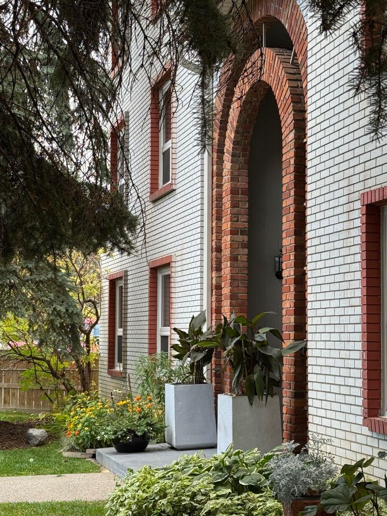520 Cedar Crescent SW 202