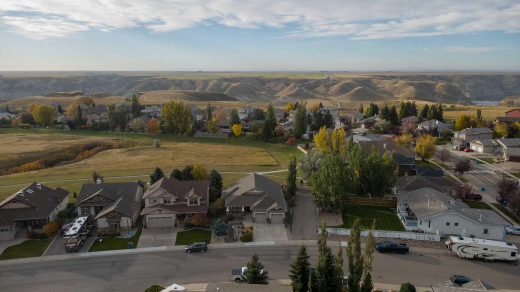 Photo of 4 Canyoncrest Point W, Lethbridge, AB T1K 7Y3 (MLS # A2351653)