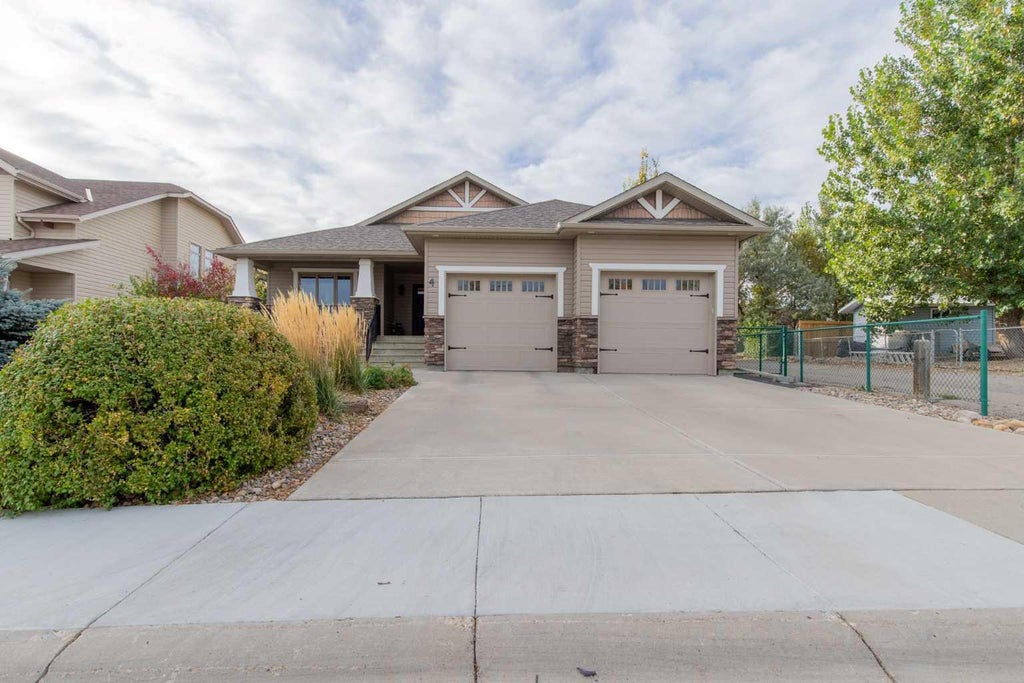 Photo of 4 Canyoncrest Point W, Lethbridge, AB T1K 7Y3 (MLS # A2351653)
