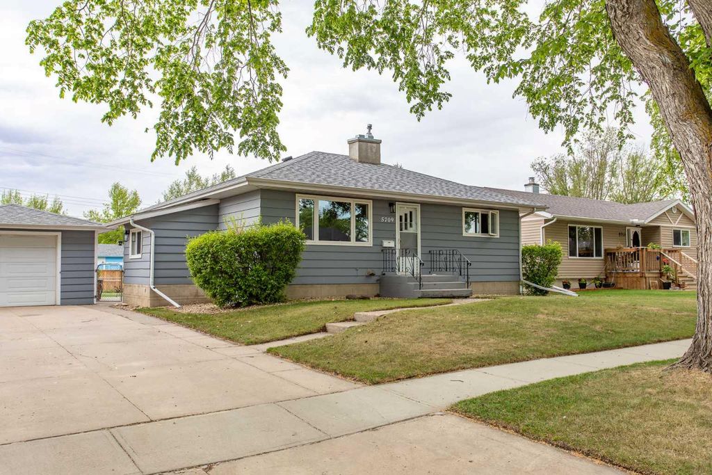 Photo of 5709 49 Avenue, Lacombe, AB T4L 1M4 (MLS # A2316152)