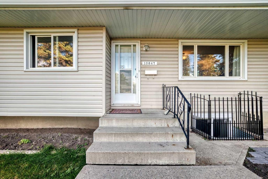 Photo of 10647 Shillington Crescent SW, Calgary, AB T2W 0N8 (MLS # A2349397)