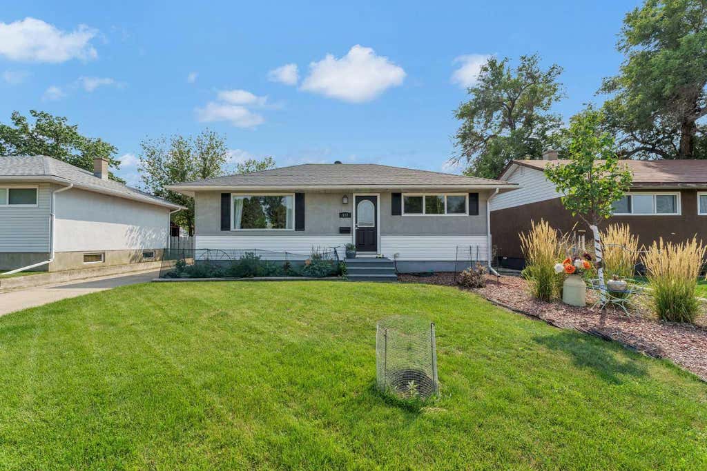 Photo of 117 14 Street NW, Medicine Hat, AB T1A 6R5 (MLS # A2339397)