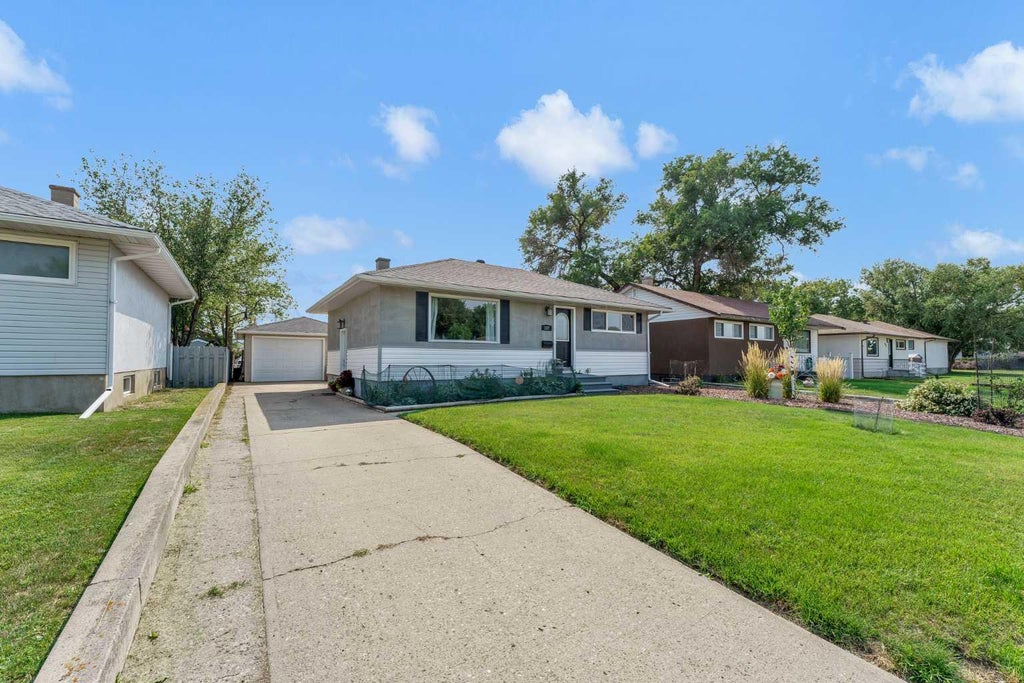 Photo of 117 14 Street NW, Medicine Hat, AB T1A 6R5 (MLS # A2339397)