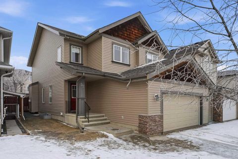 32 Evanscove Heights NW Calgary AB T3P 1G1