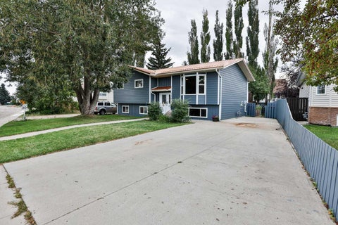 Photo of 136 Aspen Way, Vulcan, AB T0L 2B0 (MLS # A2342478)