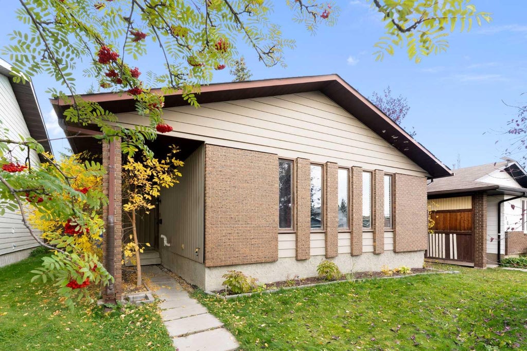 Photo of 107 Bermuda Close NW, Calgary, AB T3K 1G4 (MLS # A2347471)