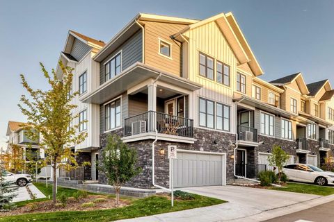 909 Crestridge Common SW Calgary AB T3B 6L6