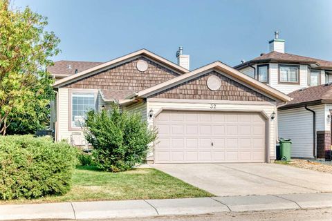 Photo of 32 CIMARRON MEADOWS Way, Okotoks, AB T1S 1T4 (MLS # A2326934)