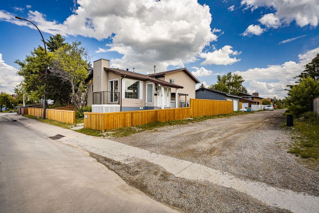 Photo of 140 Whitworth Way, Calgary, AB T1Y 6A9 (MLS # A2293297)