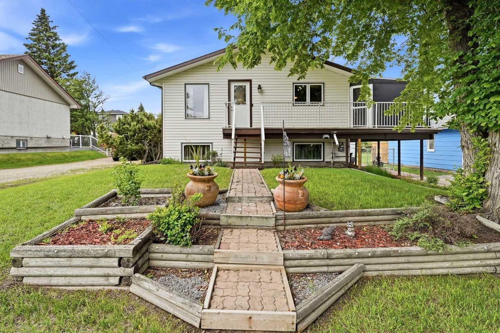 Photo of 4618 48 Street, Sylvan Lake, AB T4S 1L5 (MLS # A2313916)