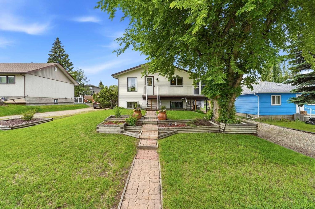 Photo of 4618 48 Street, Sylvan Lake, AB T4S 1L5 (MLS # A2313916)