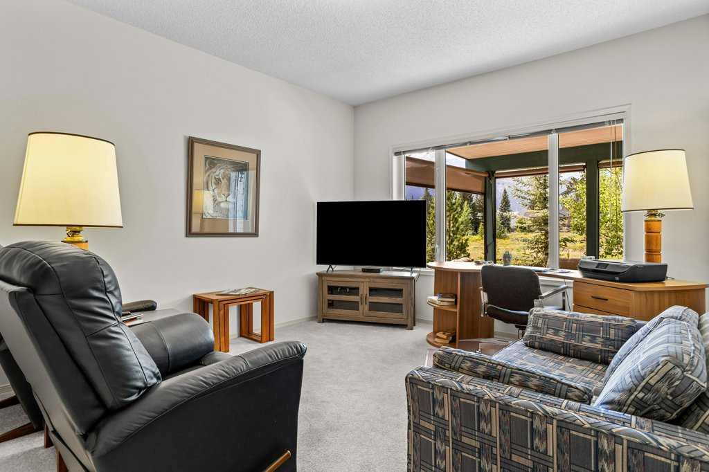 325 lady Macdonald Crescent