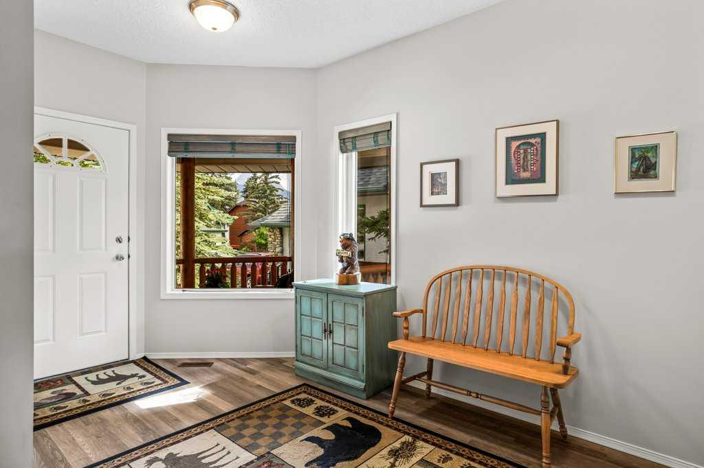 325 lady Macdonald Crescent