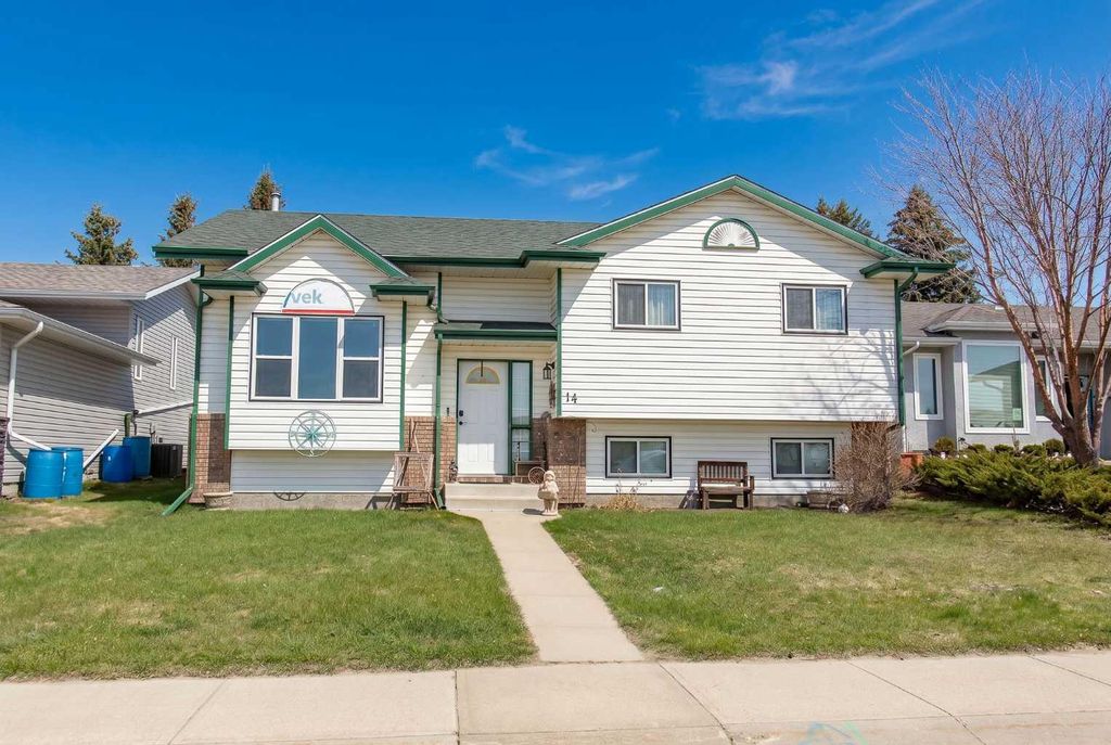 Photo of 14 Lincoln Park Blvd, Lacombe, AB T4L 1P3 (MLS # A2314584)