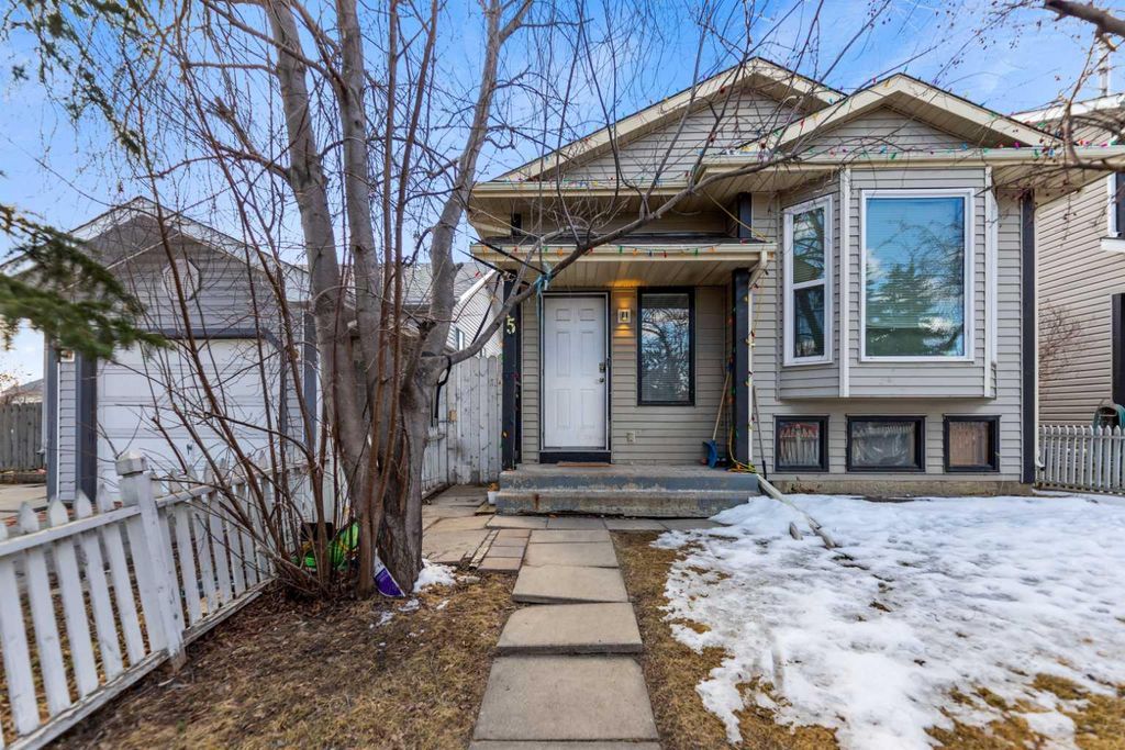 Photo of 15 Erin Green Way SE, Calgary, AB T2B 3C2 (MLS # A2300306)