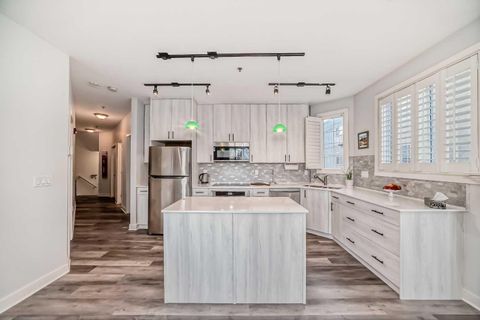 3412 Parkdale Boulevard NW 201 Calgary AB T2N 3T4