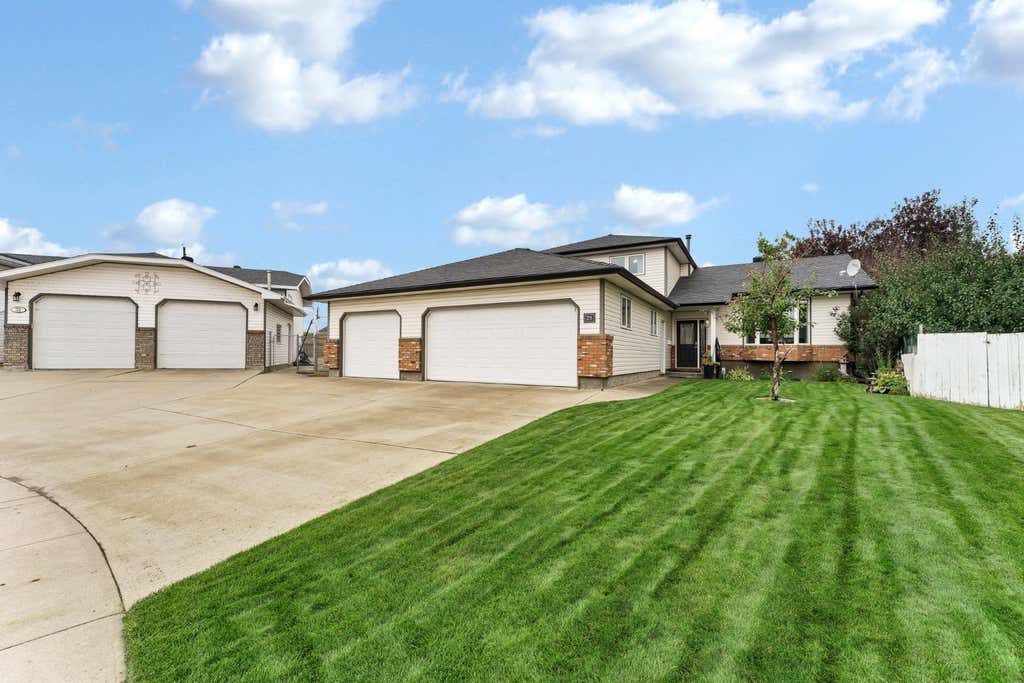 Photo of 28 Turner Circle SE, Medicine Hat, AB T1B 4H9 (MLS # A2337512)