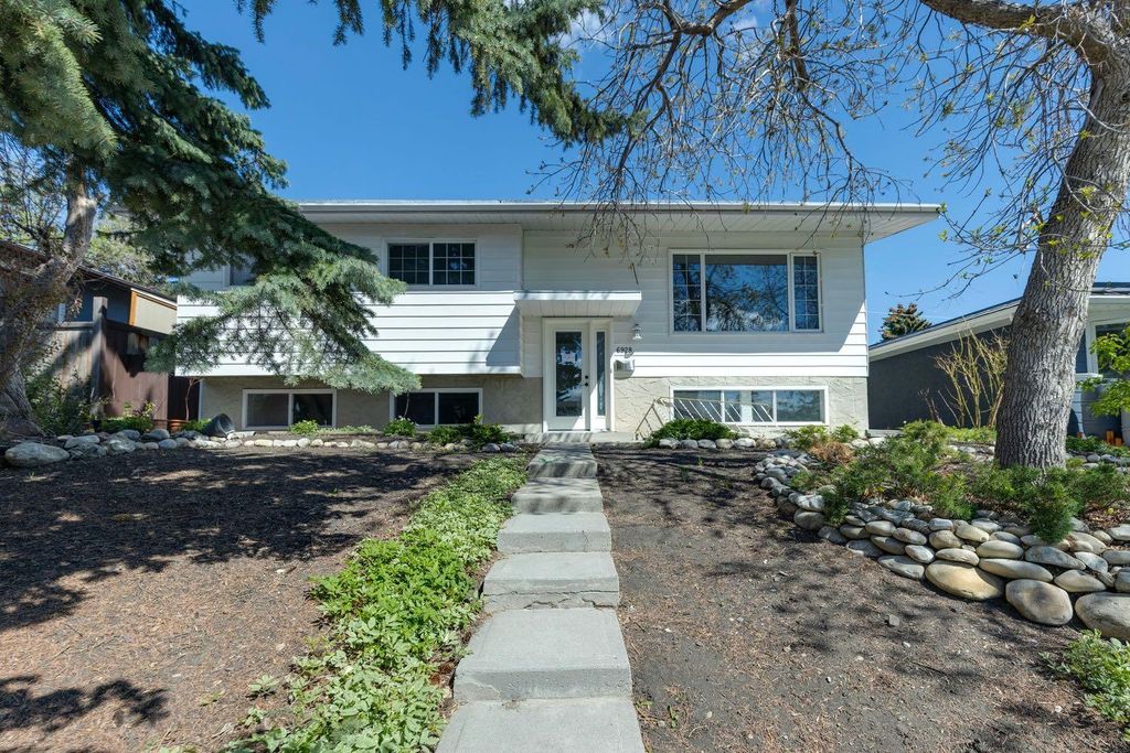 Photo of 6928 Hunterbow Crescent NW, Calgary, AB T2K 4R5 (MLS # A2313807)