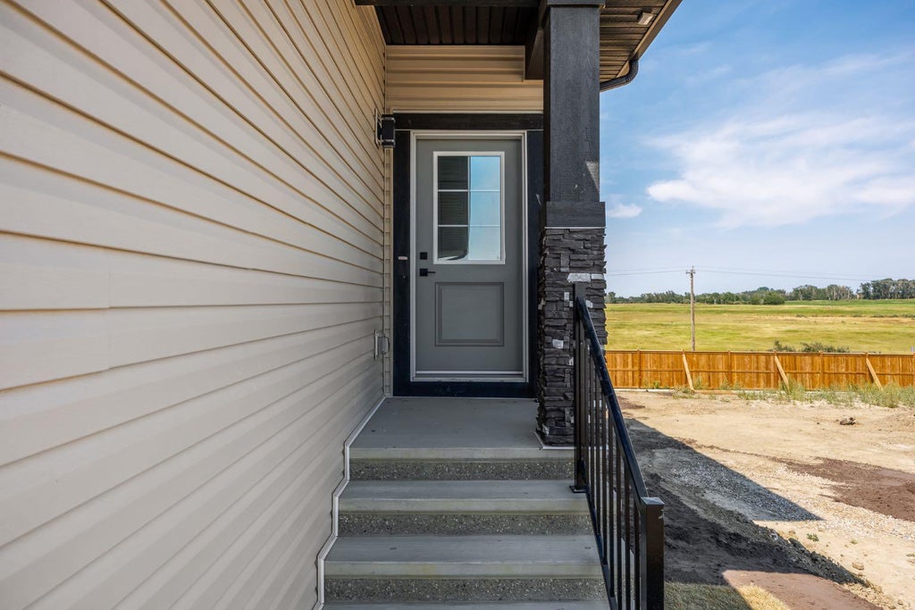 Photo of 140 Lakewood Crescent, Strathmore, AB T1P 0G6 (MLS # A2351512)