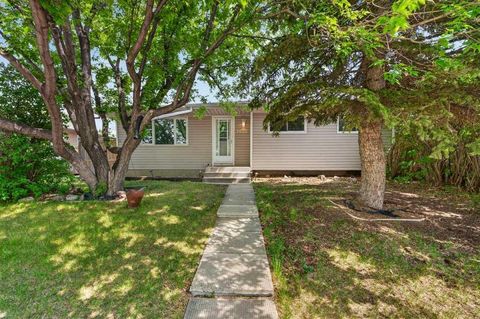 Photo of 1632 Robson Crescent SE, Calgary, AB T2A 1Y7 (MLS # A2316092)