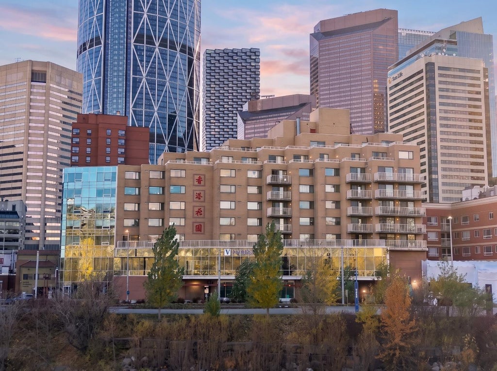 Photo of 128 2 Avenue SE #404, Calgary, AB T2G 5J5 (MLS # A2354447)