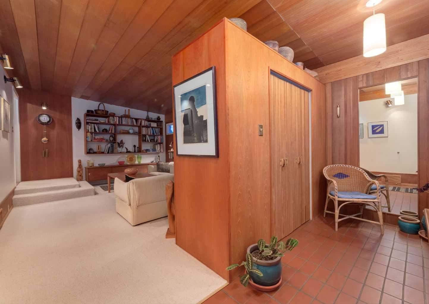 4340 Viscount Drive NW