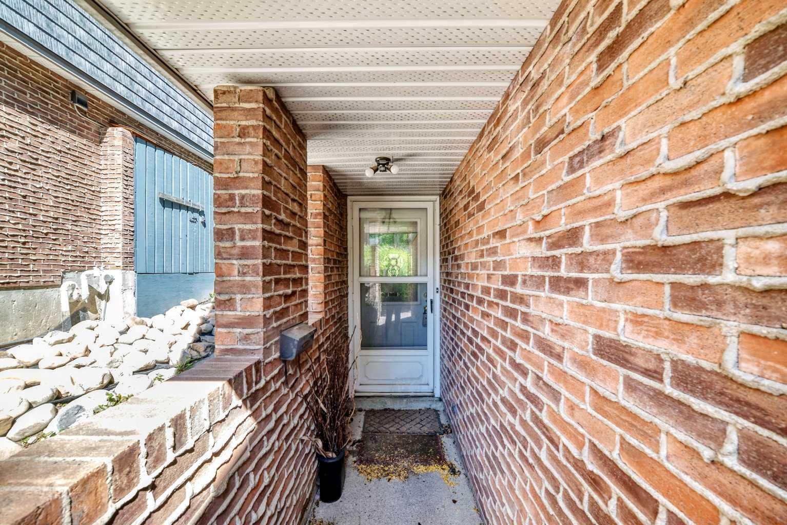 400 Brae Glen Crescent SW