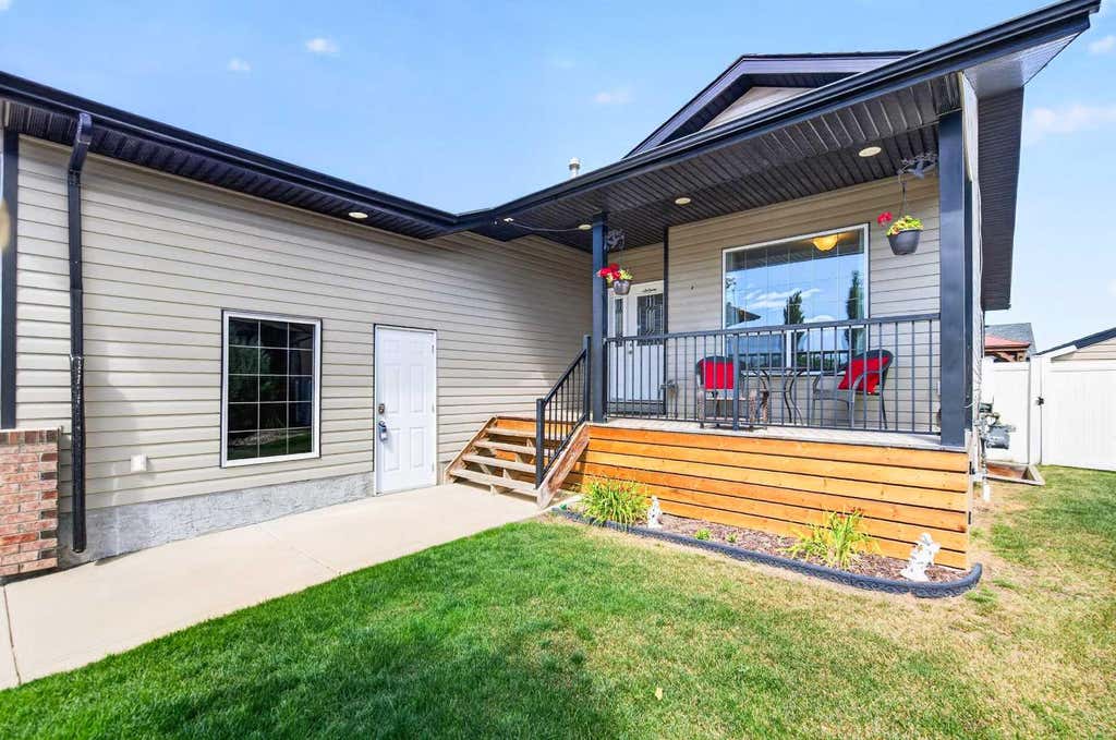 Photo of 400 Ramage Close #431, Red Deer, AB T4P 4B6 (MLS # A2336171)