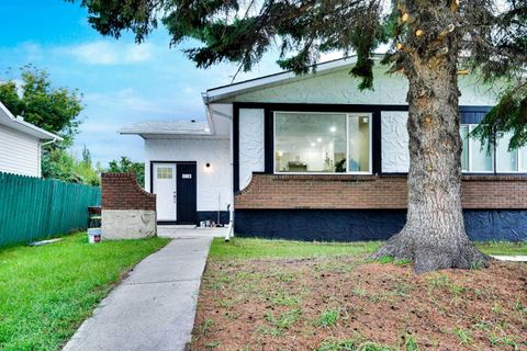 Photo of 903B Queensland Drive SE, Calgary, AB T2J 5E5 (MLS # A2266880) Photo of 903B Queensland Drive SE, Calgary, AB T2J 5E5 (MLS # A2266880)