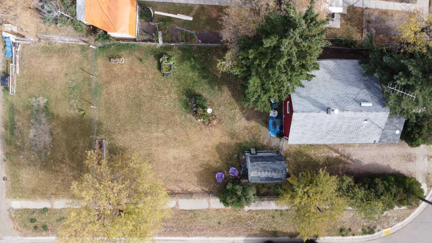 320 Railway Avenue W