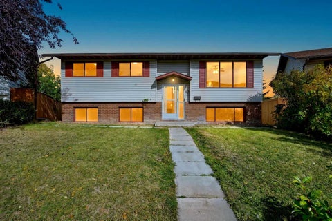 Photo of 63 Beaconsfield Crescent NW, Calgary, AB T3K 1W5 (MLS # A2349926)