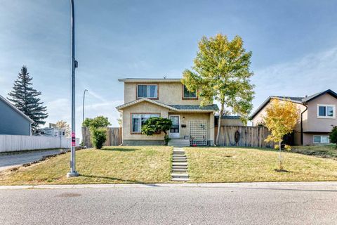147 Castledale Way NE Calgary AB T3N 1B7