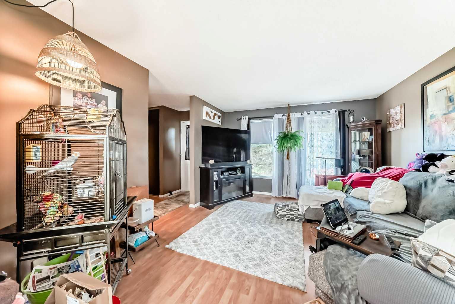 147 Castledale Way NE