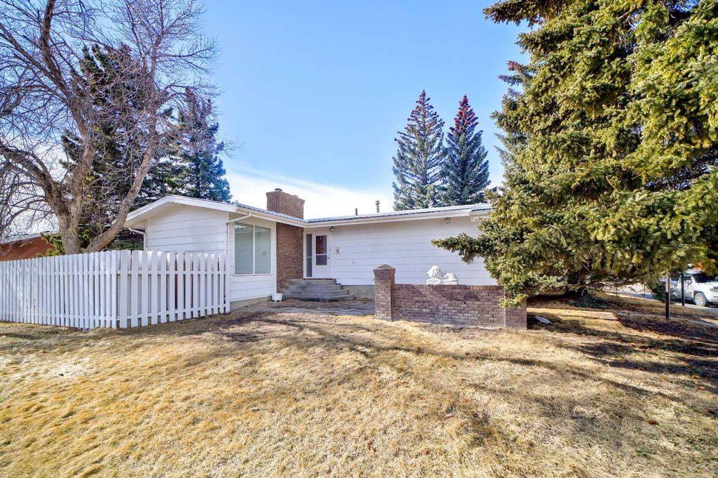 Photo of 948 Main Street, Pincher Creek, AB T0K 1W0 (MLS # A2293801)