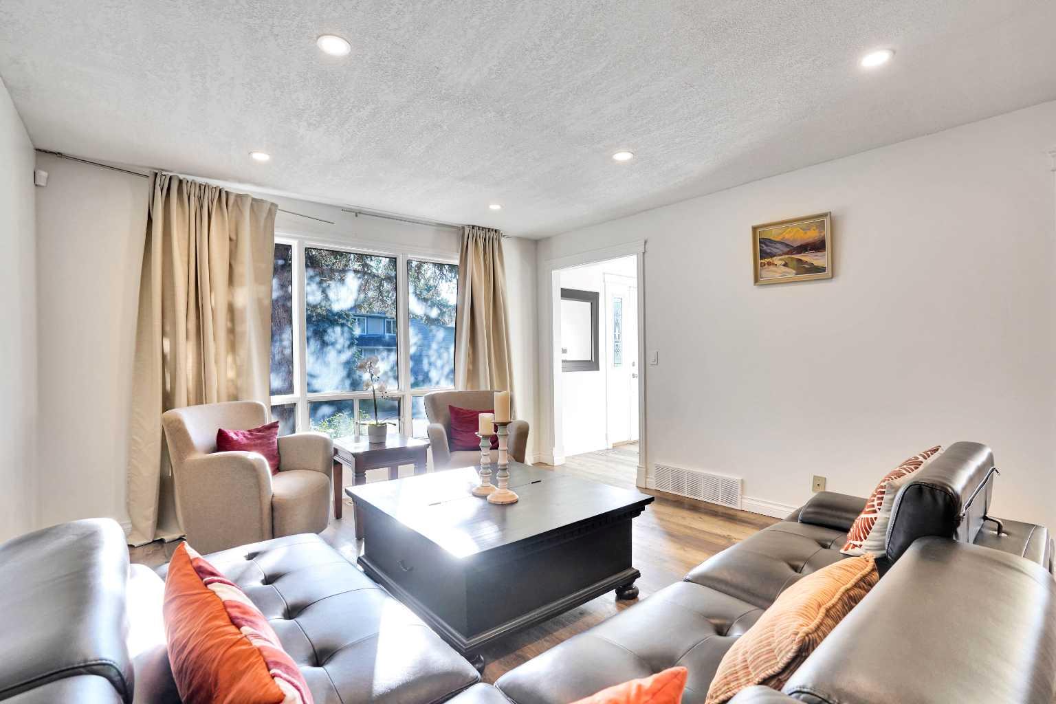 76 Coach Manor Rise SW