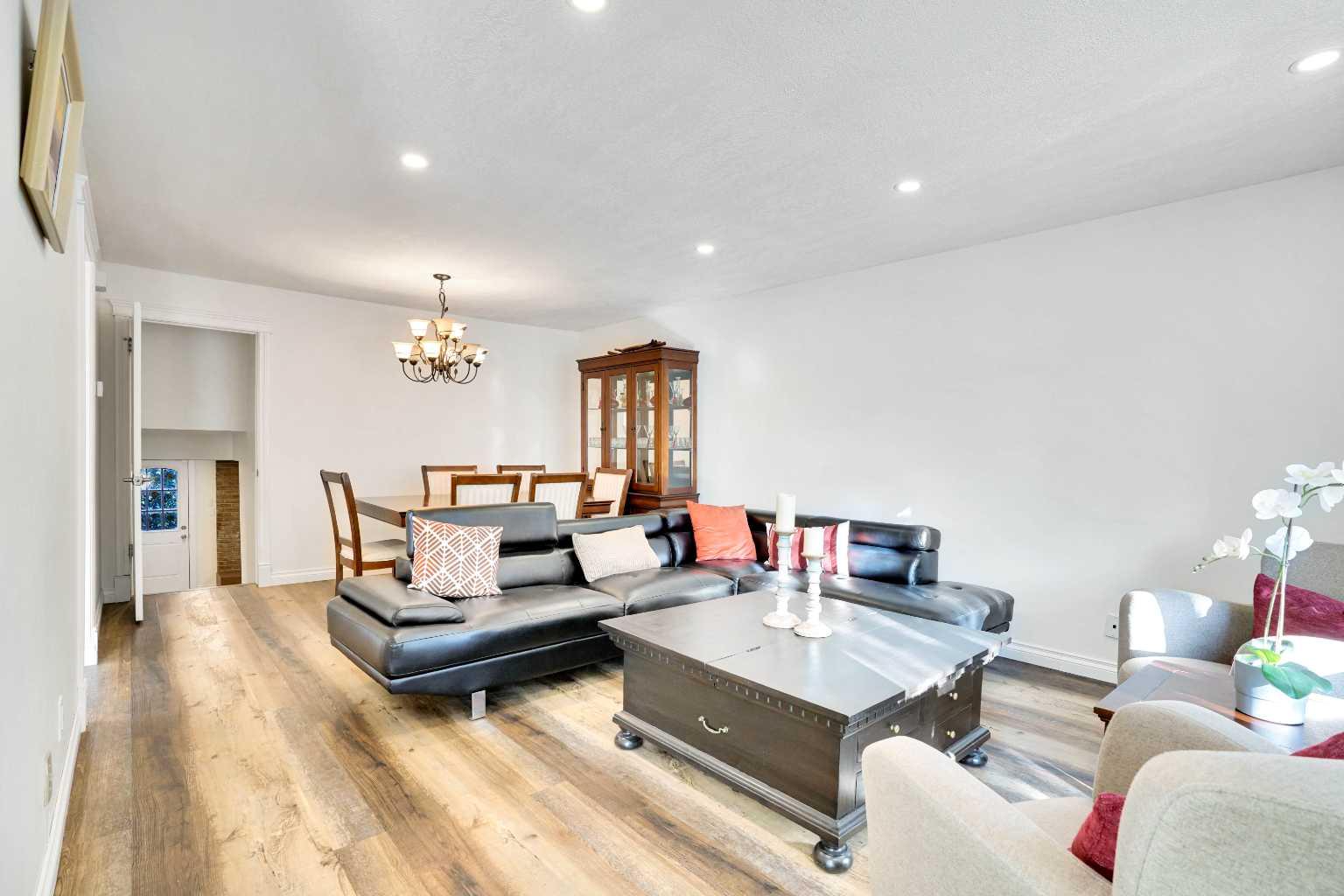 76 Coach Manor Rise SW