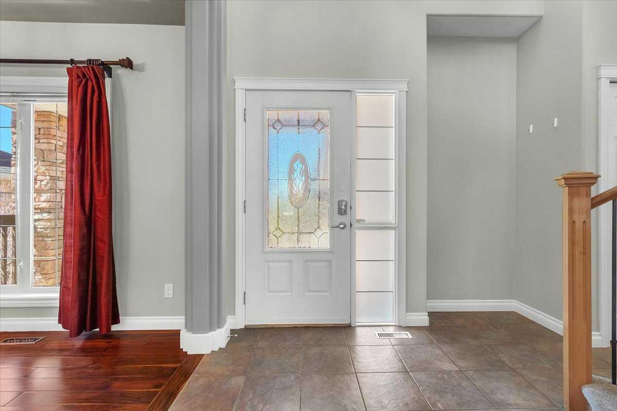 20 Simcoe Close SW