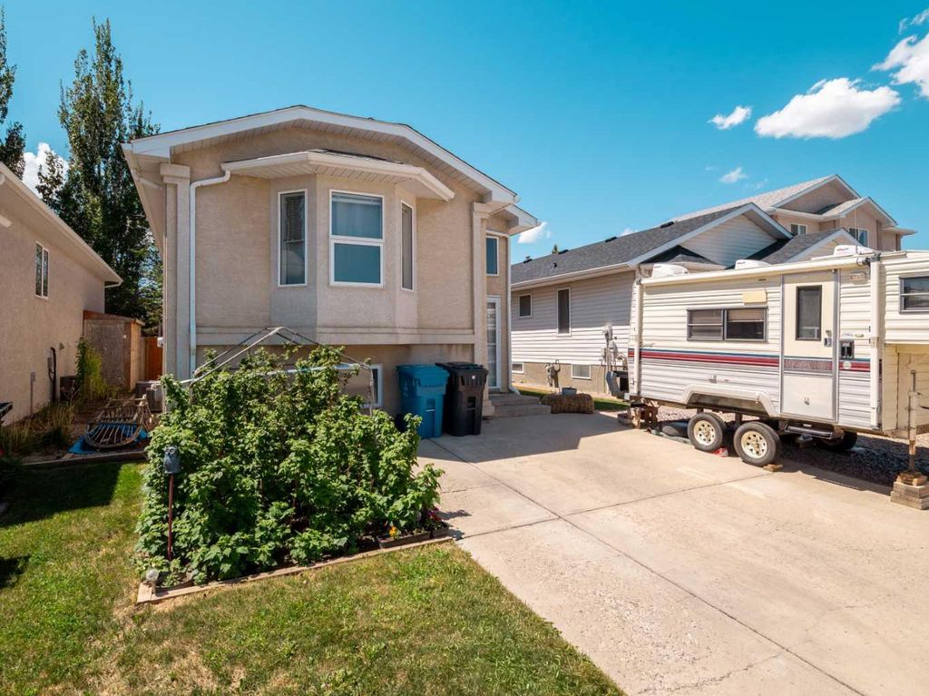 Photo of 76 Blackfoot Crescent W, Lethbridge, AB T1K 7P7 (MLS # A2314861)