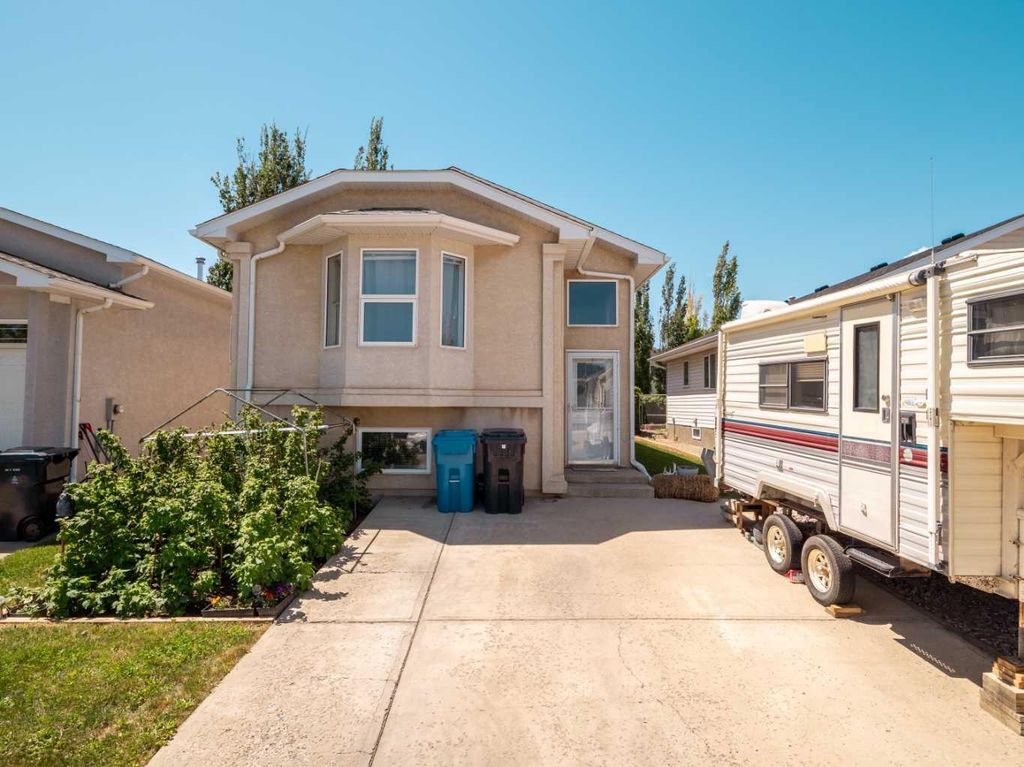 Photo of 76 Blackfoot Crescent W, Lethbridge, AB T1K 7P7 (MLS # A2314861)