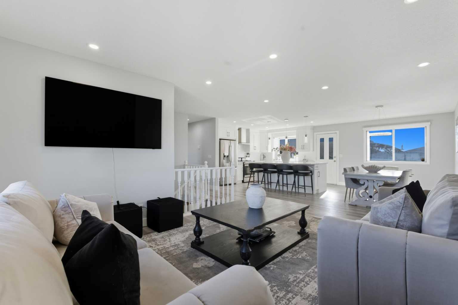 211 Pinetree Place NE