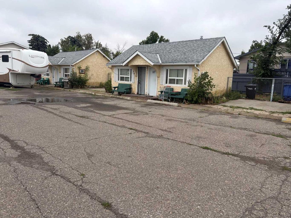 Photo of 451 24 Street, Fort Macleod, AB T0L 0Z0 (MLS # A2341064)
