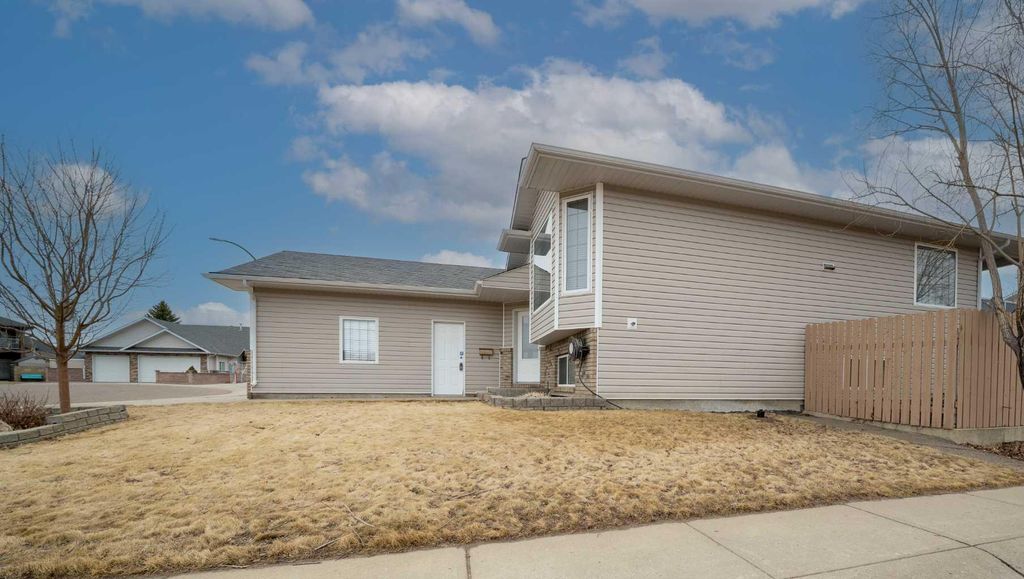 Photo of 661 Spruce Way SE, Medicine Hat, AB T1B 4L4 (MLS # A2295464)