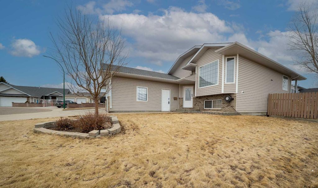 Photo of 661 Spruce Way SE, Medicine Hat, AB T1B 4L4 (MLS # A2295464)