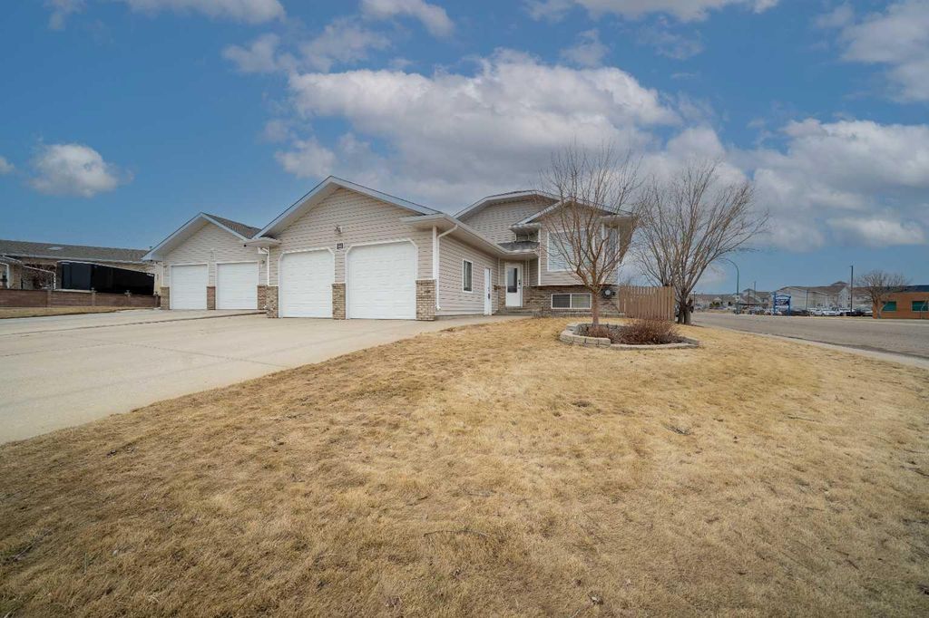 Photo of 661 Spruce Way SE, Medicine Hat, AB T1B 4L4 (MLS # A2295464)